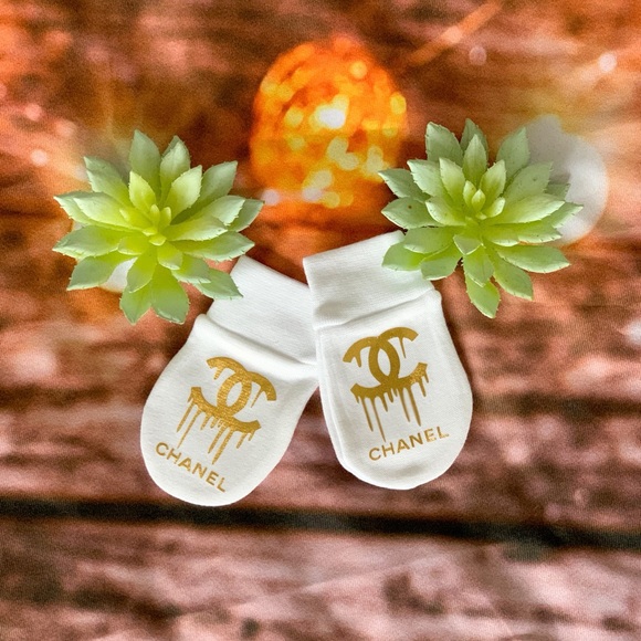 Newborn designer inspired scratch mittens. - Picture 1 of 2